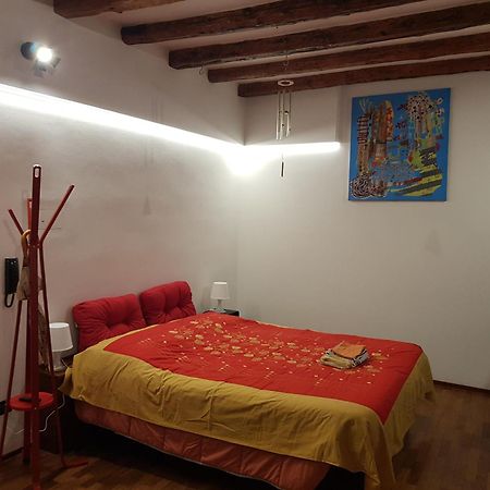 Monolocale Sui Tetti Di Bologna - Via Indipendenza Appartement Buitenkant foto