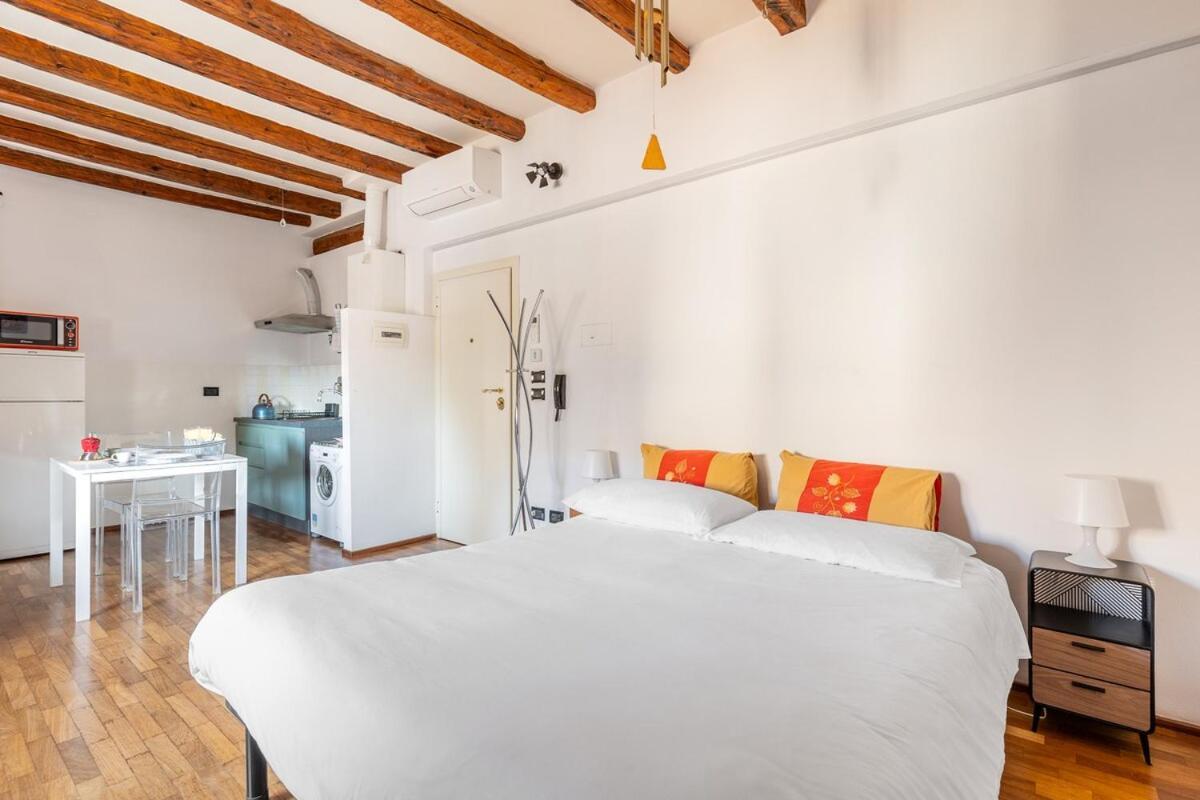 Monolocale Sui Tetti Di Bologna - Via Indipendenza Appartement Buitenkant foto